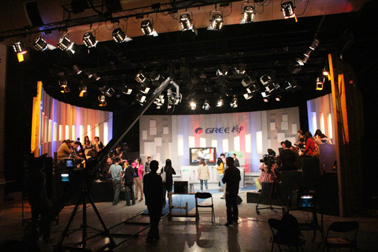 影视学院学生现场观摩参与凤凰卫视节目录制过程