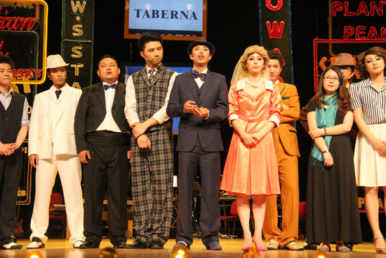 音乐剧《红男绿女》抵达天津 创作人员与观众热情互动