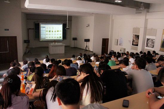 中邮总公司许彦博高级美术设计师在我校举行《平面设计和绘画》学术讲座