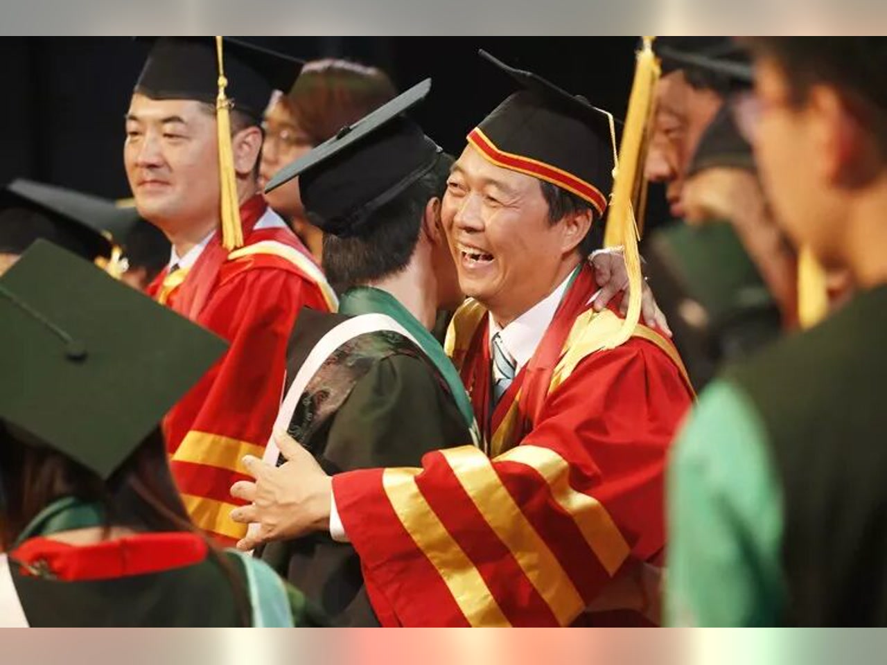 李罡校长在毕业典礼为学子拨穗